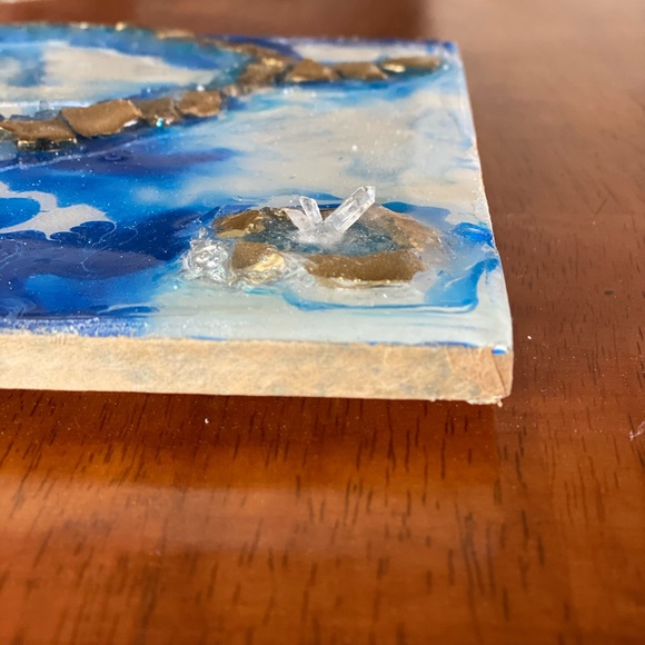 Geode resin wall art in wood & energetic crystals for attracting positive energy - Picture 16 of 16